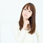 横浜西区保土ヶ谷区神奈川区近くの宮谷小交差点前整骨院で治療を受ける際の不安を抱えている女性の写真