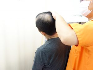 横浜西区、保土ヶ谷区、神奈川区近くの宮谷小交差点前整骨院の肩こり・頭痛のストレッチ治療の写真