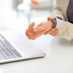 腱鞘炎で手首が痛くパソコンのキーボードを打つのが痛い女性の写真