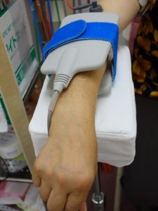 横浜西区保土ヶ谷神奈川区近くの宮谷小交差点前整骨院のテニス肘・ゴルフ肘の電気治療の写真