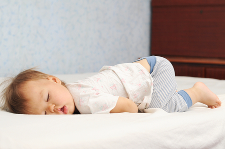 寝違えで首が痛くなりずらい体が柔らかい子供の寝ている写真