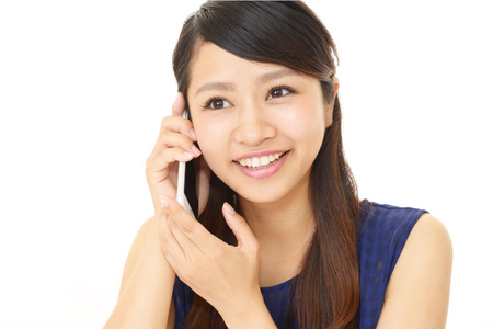 遠絡療法を電話予約している女性の写真
