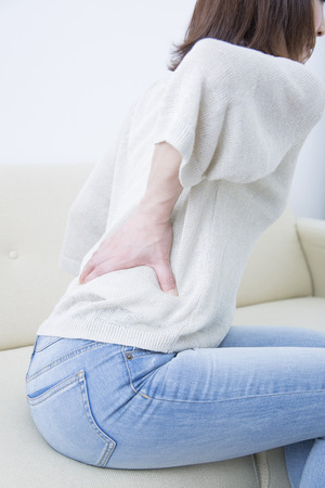 日常生活で腰が痛い女性の写真