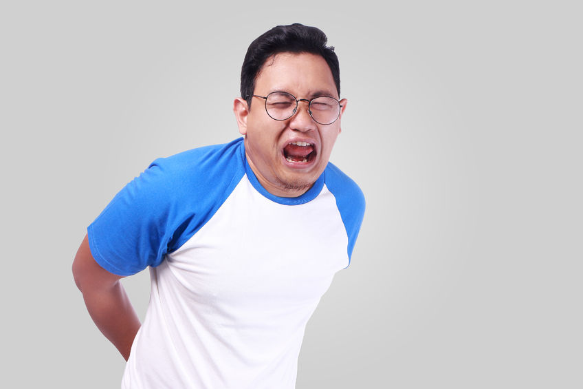 ぎっくり腰で腰が痛い男性の写真