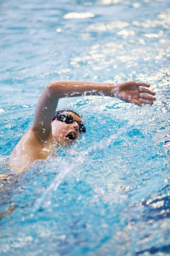 腰椎分離症で腰が痛い水泳選手の写真