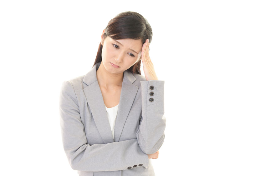 ばね指が治らずどうしたらいいか困っている女性の写真