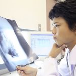 遠絡治療の整骨院「宮谷小交差点前せいこついん」のレントゲン写真を診ている医師のイメージ