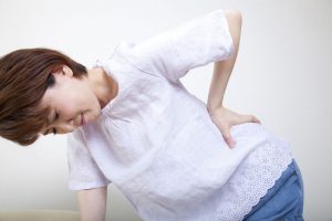 横浜の腰痛治療の整骨院「宮谷小交差点前せいこついん」の腰痛女性イメージ2